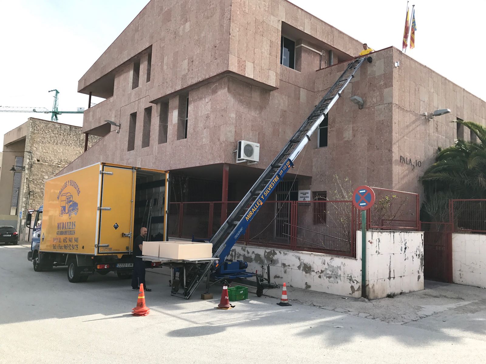 Equipo de Mudanzas Miralles y Silvestre trabajando con plataforma elevadora